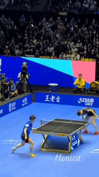 全场爆发出雷鸣般的掌声 全场爆发出雷鸣般的掌声